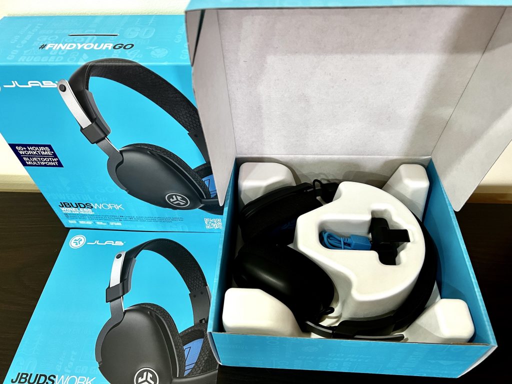 JLab JBUDS Work Headset in der Verpackung