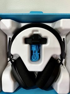 JLab JBUDS Work Headset in der Verpackung