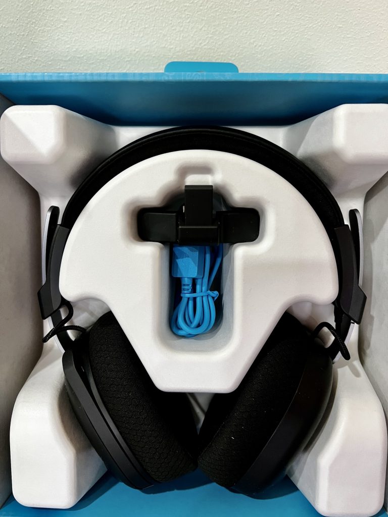 JLab JBUDS Work Headset in der Verpackung