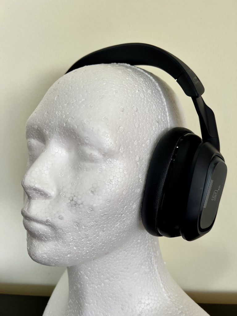 Logitech G Astro A30 Lightspeed Headset von der Seite