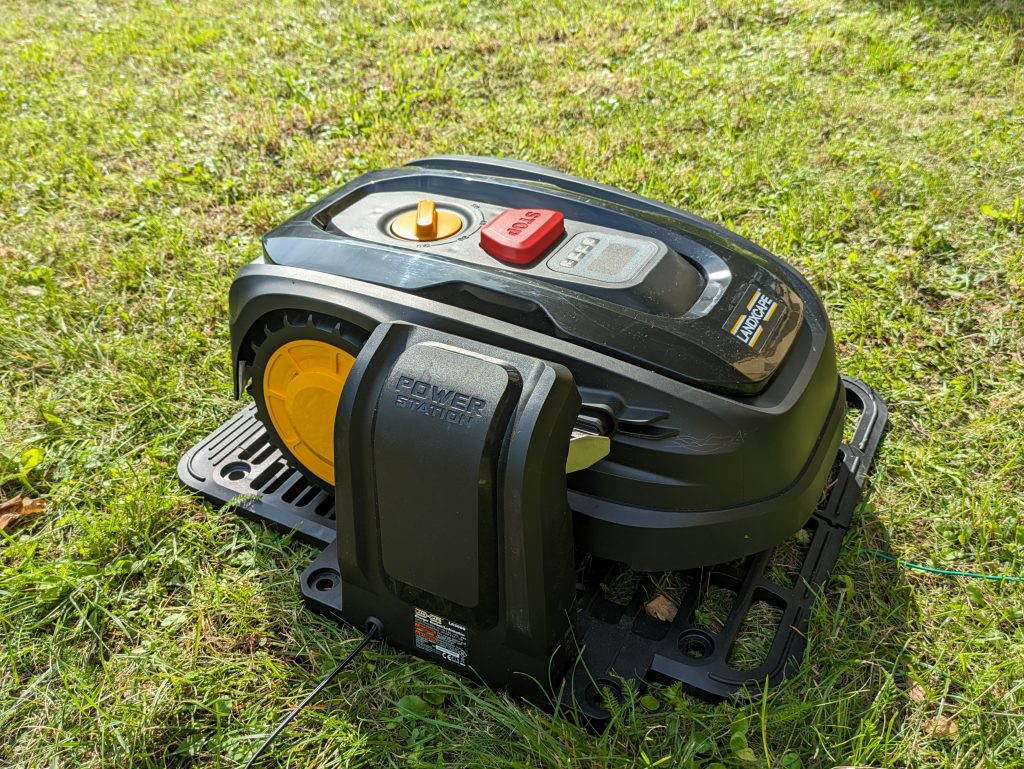 LANDXCAPE LX799 Mähroboter auf der Wiese und auf der Ladestation