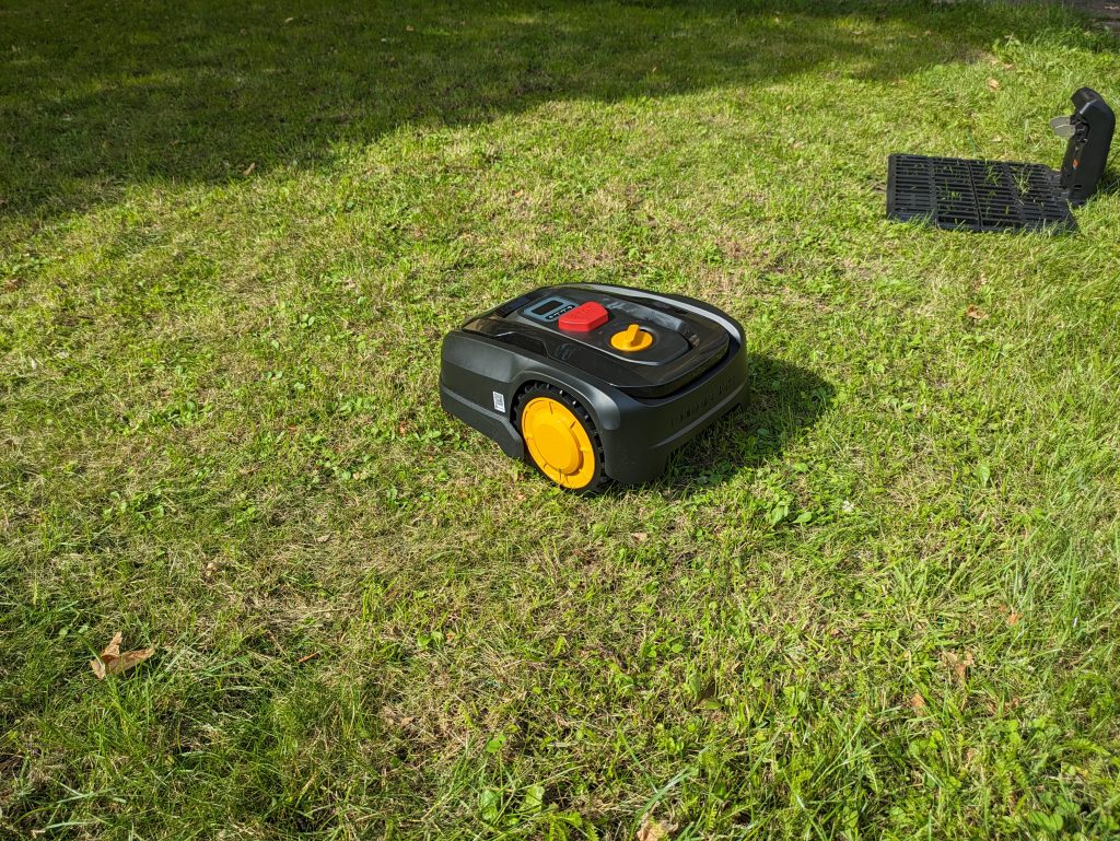 LANDXCAPE LX799 Mähroboter auf der Wiese zweites Foto