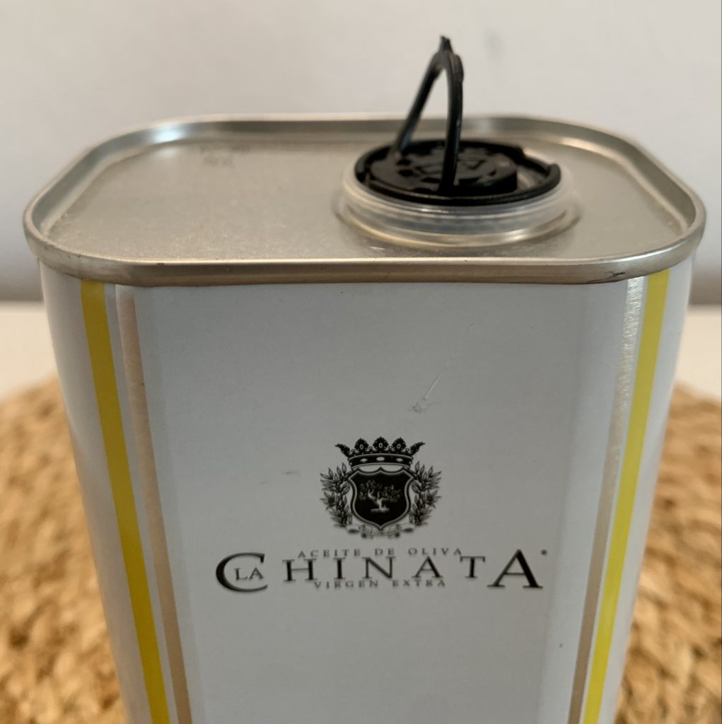 La Chinata Aceite de Oliva Natives Olivenöl extra Verschluss während des Öffnens
