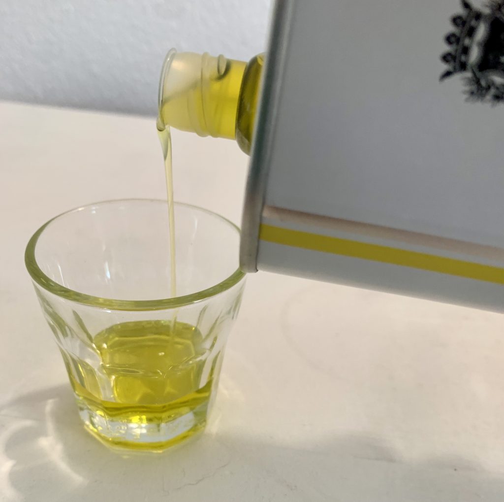 La Chinata Aceite de Oliva Natives Olivenöl extra beim Ausgießen