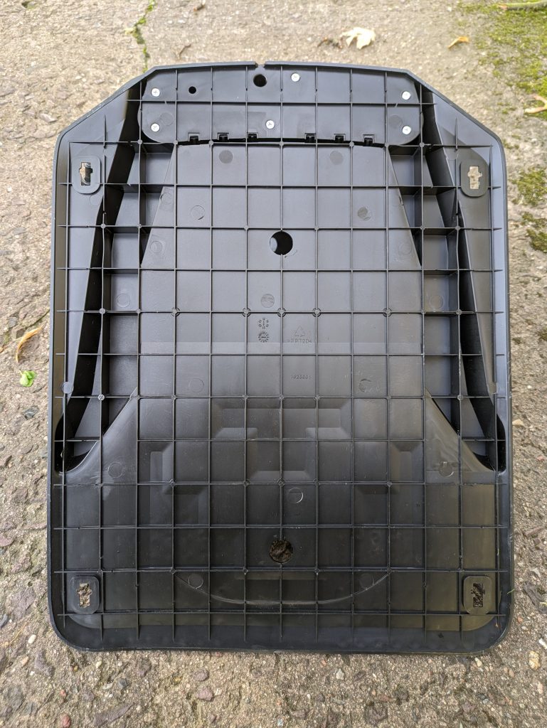 Ladestation des YARDFORCE COMPACT 300RBS Mähroboters von unten