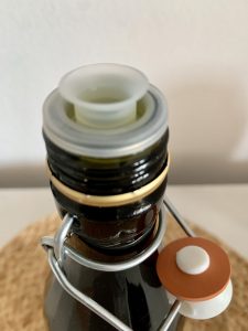 Le Terre di Colombo extra natives Bio-Olivenöl Nahaufnahme Ausgießer
