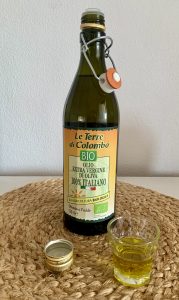 Le Terre di Colombo extra natives Bio-Olivenöl geöffnete Flasche mit Olivenöl im Glas