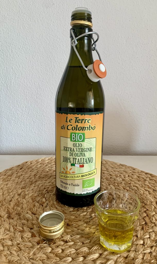 Le Terre di Colombo extra natives Bio-Olivenöl geöffnete Flasche mit Olivenöl im Glas