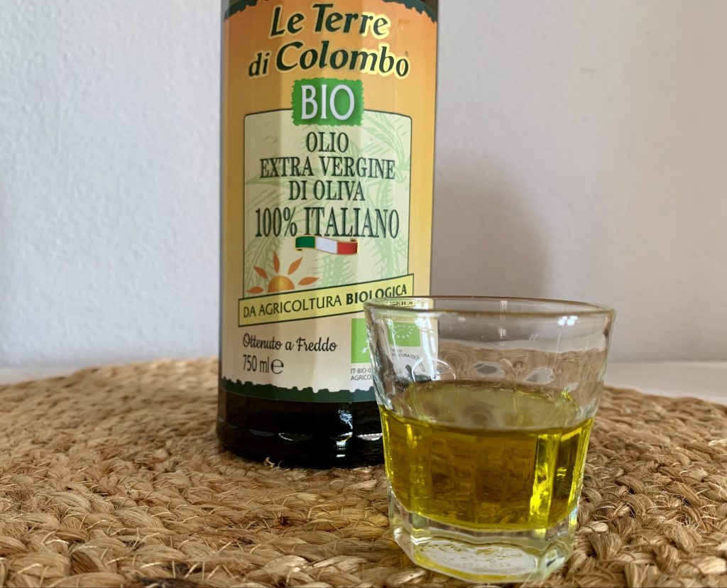 Le Terre di Colombo extra natives Bio-Olivenöl im Glas Nahaufnahme