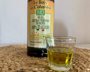 Le Terre di Colombo extra natives Bio-Olivenöl im Glas Nahaufnahme