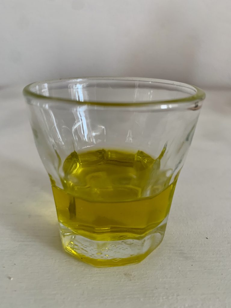Marqués de Griñon Arbequina Natives Olivenöl extra Olivenöl im Glas Nahaufnahme