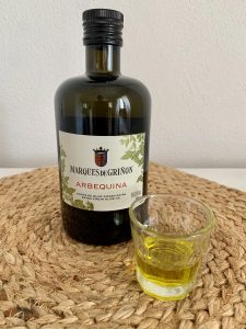 Marqués de Griñon Arbequina Natives Olivenöl extra mit Olivenöl im Glas
