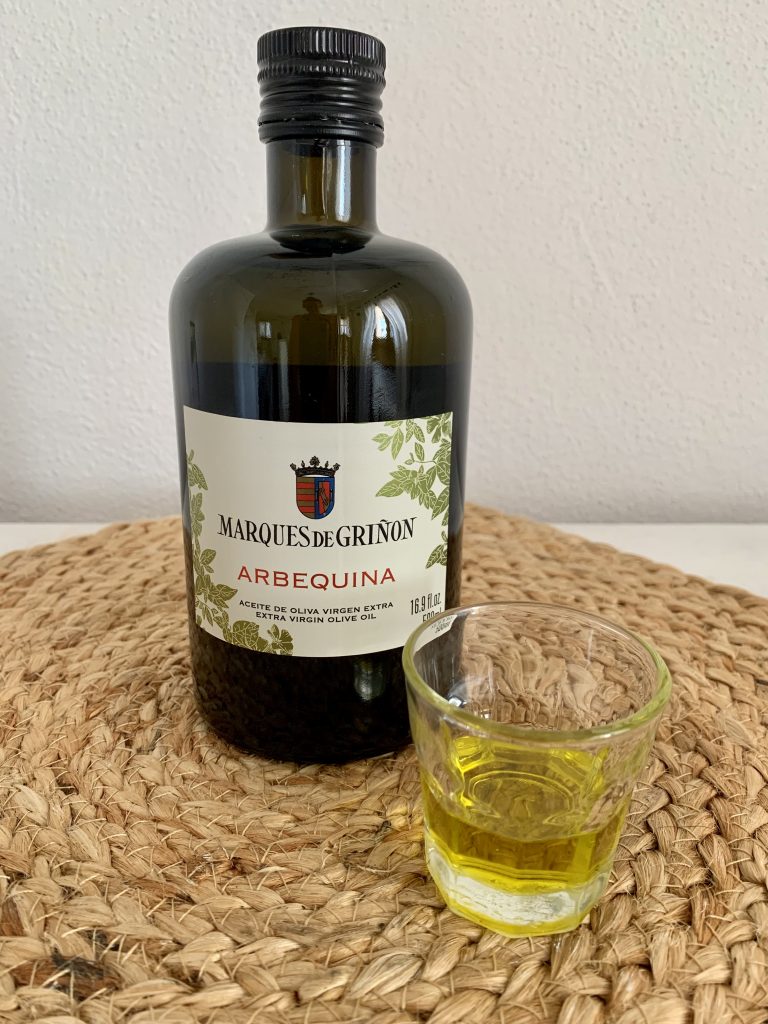 Marqués de Griñon Arbequina Natives Olivenöl extra mit Olivenöl im Glas