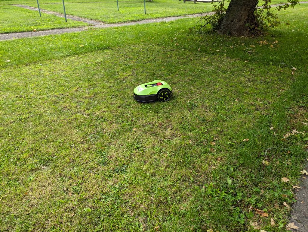 ORBEX S400G Mähroboter auf der Wiese erstes Foto