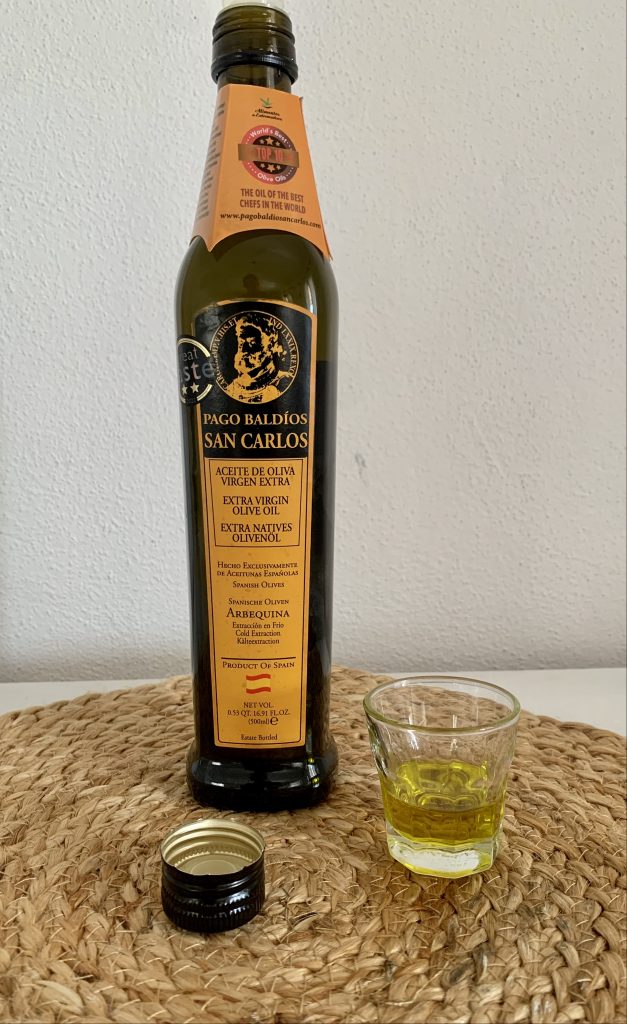 Pago Baldios San Carlos Natives Olivenöl extra Flasche mit Olivenöl im Glas