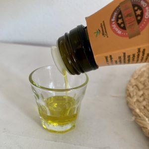 Pago Baldios San Carlos Natives Olivenöl extra beim Ausgießen in ein Glas