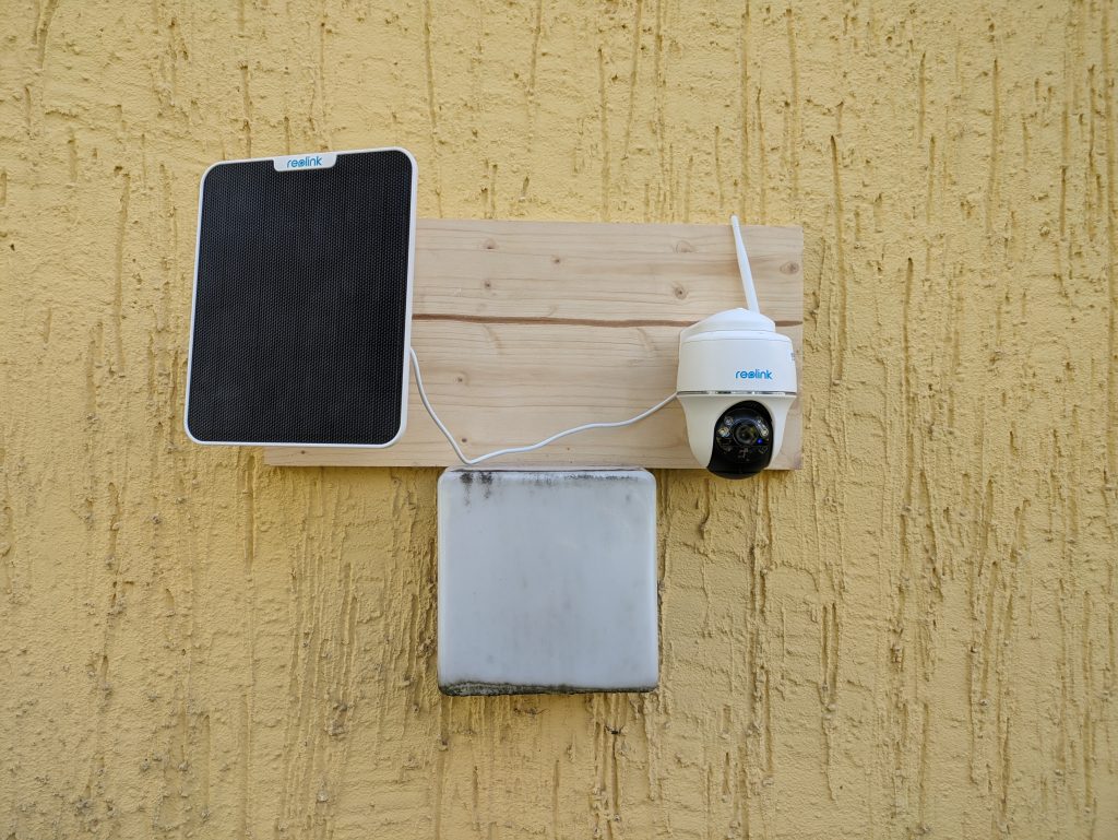Reolink Argus PT Ultra Überwachungskamera Solarpanel und Kamera fertig montiert