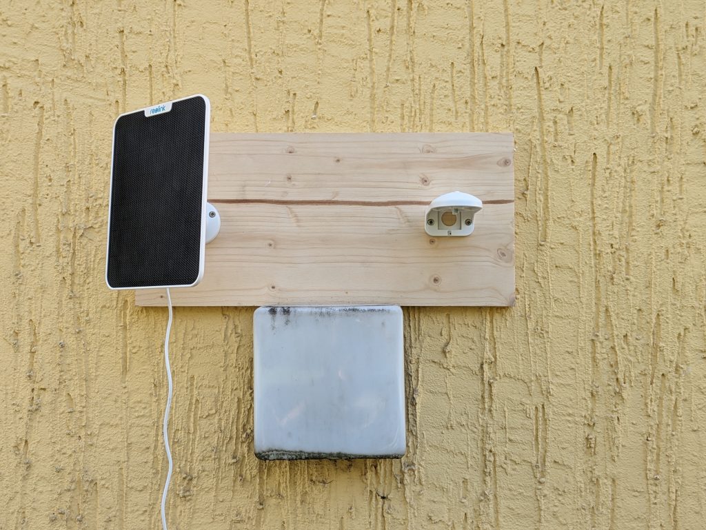 Reolink Argus PT Ultra Überwachungskamera Solarpanel und Kamerahalterung montiert