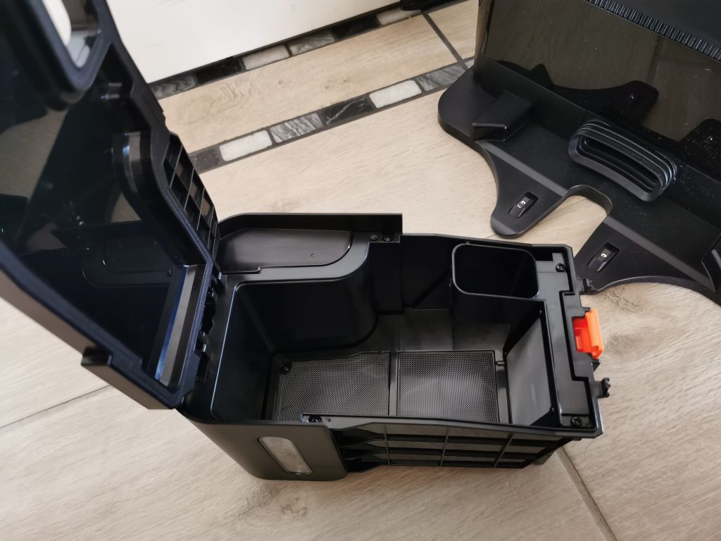 Shark AI Ultra 2-in-1 Saugroboter Staubbehälter geöffnet