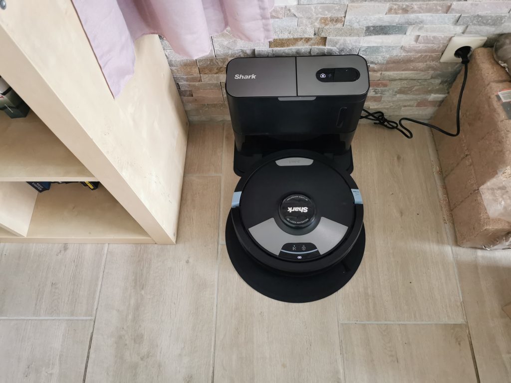 Shark AI Ultra 2-in-1 Saugroboter in Station