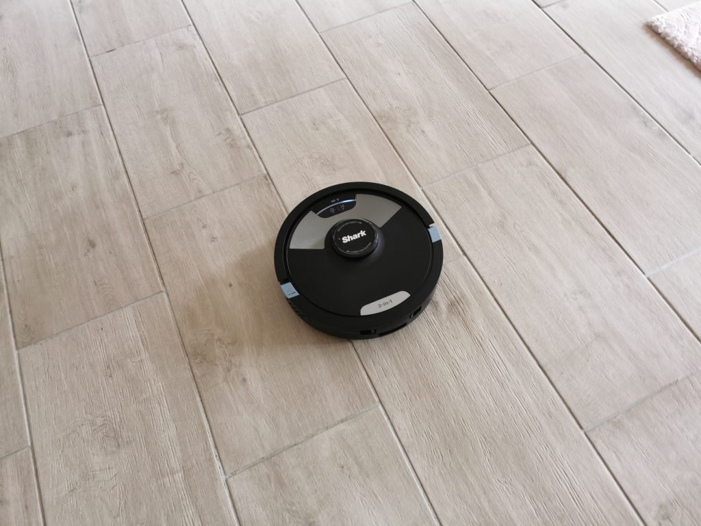 Shark AI Ultra 2-in-1 Saugroboter saugen Fliesen