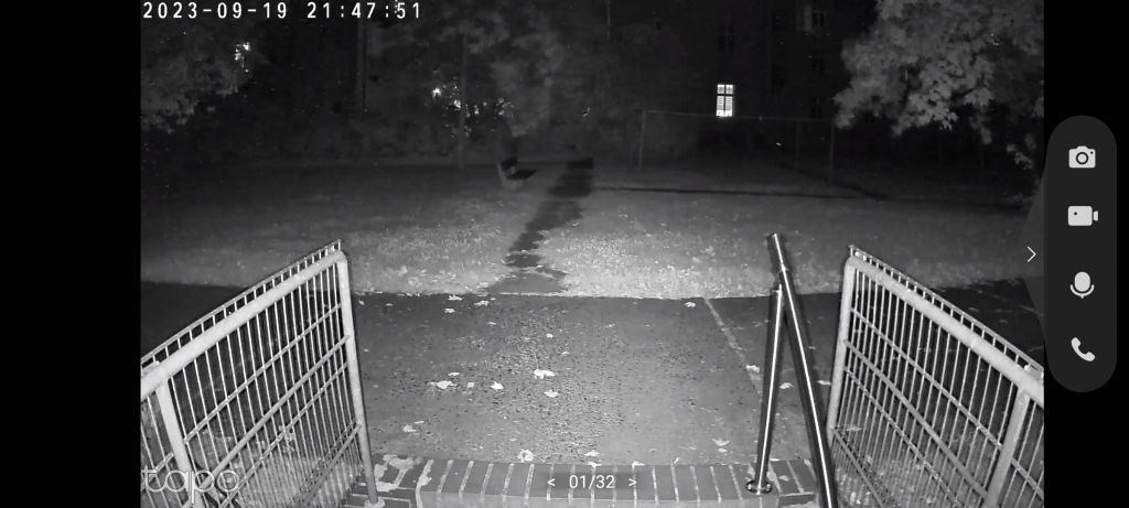TP-Link Tapo C310 Überwachungskamera Screenshot in der Nacht