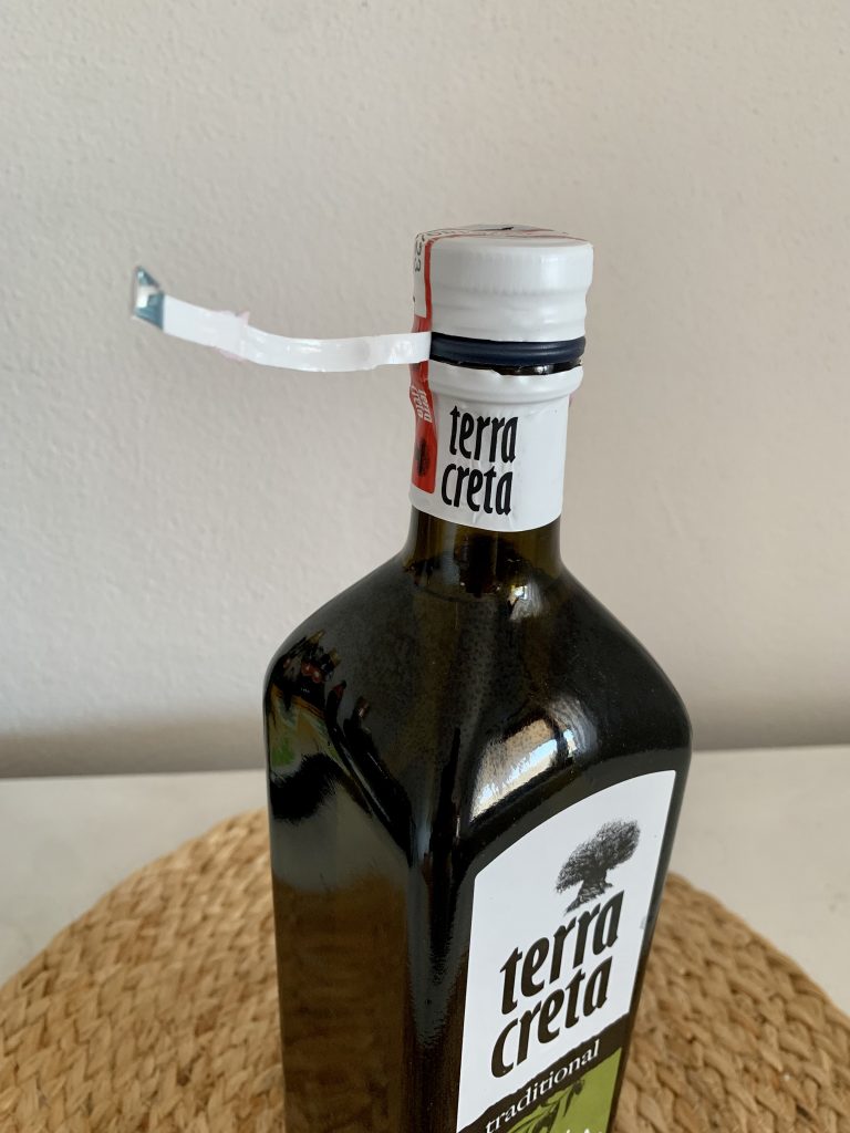 Terra Creta Extra natives Olivenöl Verschluss halb geöffnet