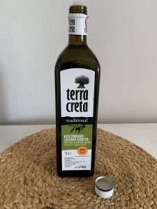 Terra Creta Extra natives Olivenöl geöffnete Flasche