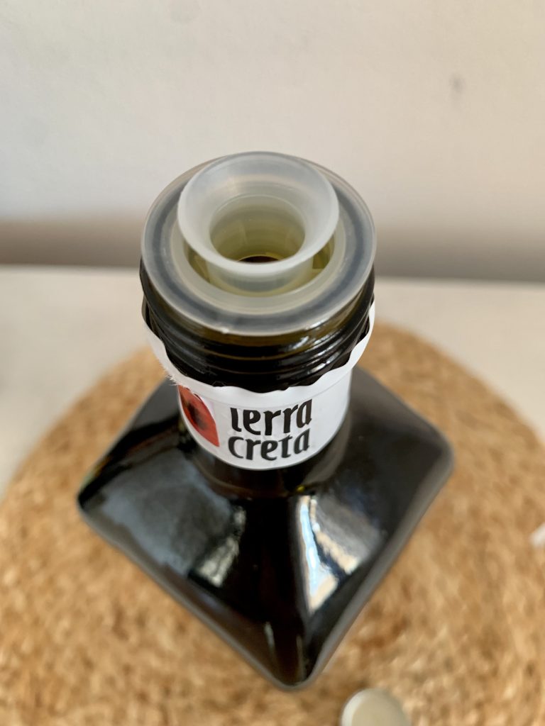 Terra Creta Extra natives Olivenöl geöffneter Verschluss - Ausguss Nahaufnahme