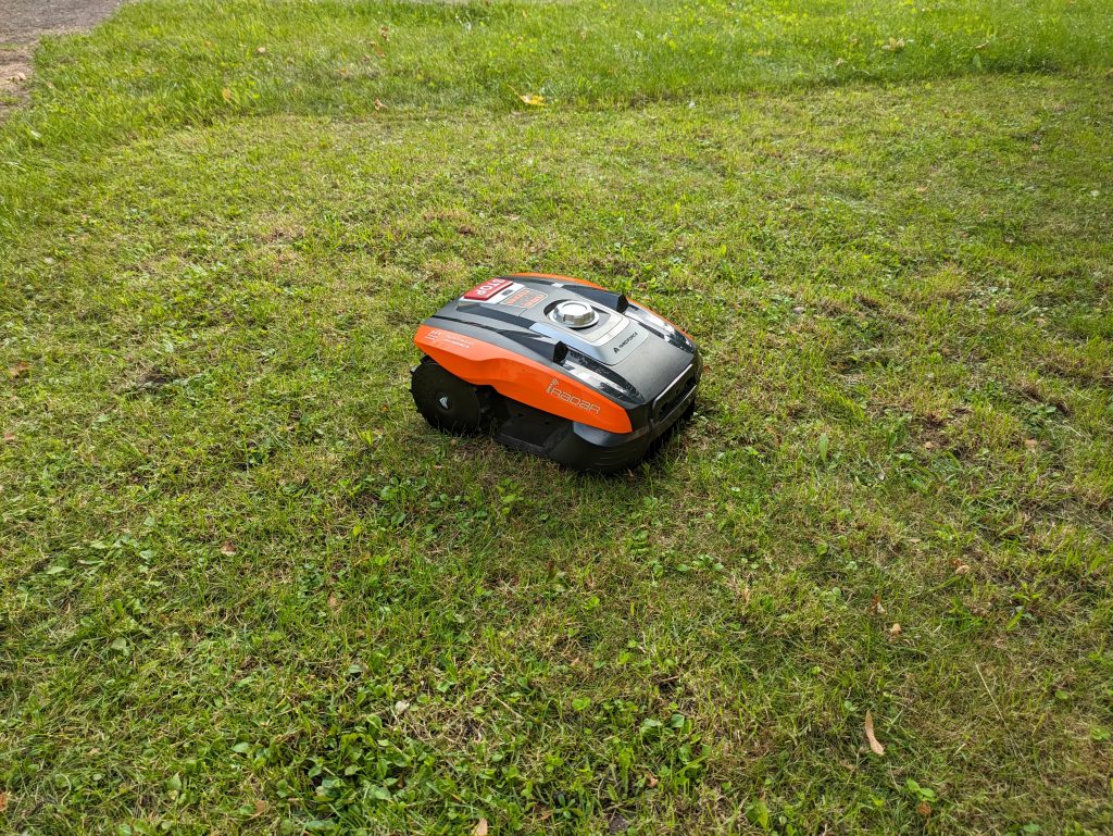 YARDFORCE COMPACT 300RBS Mähroboter auf der Wiese drittes Foto