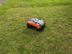 YARDFORCE COMPACT 300RBS Mähroboter auf der Wiese drittes Foto