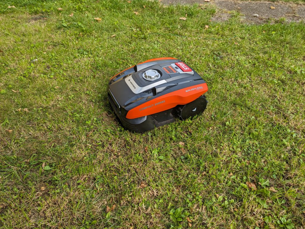 YARDFORCE COMPACT 300RBS Mähroboter auf der Wiese erstes Foto