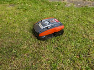 YARDFORCE COMPACT 300RBS Mähroboter auf der Wiese erstes Foto