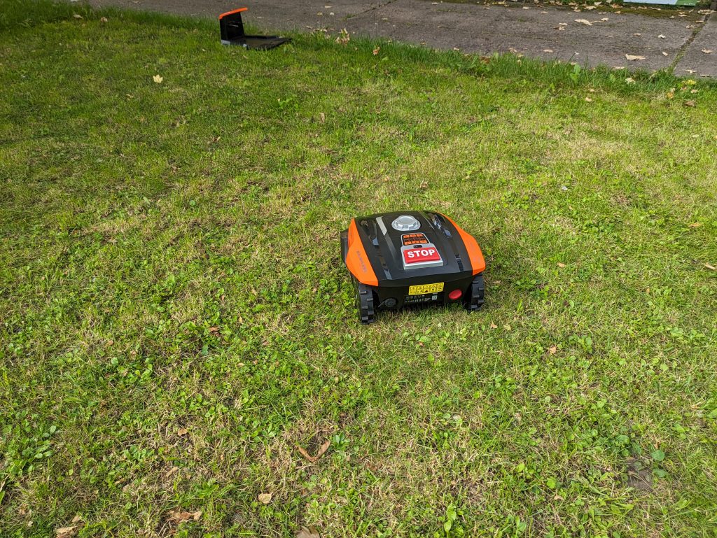 YARDFORCE COMPACT 300RBS Mähroboter auf der Wiese zweites Foto