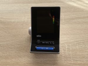 Braun ExactFit 3 Oberarm-Blutdruckmessgerät Vorderseite