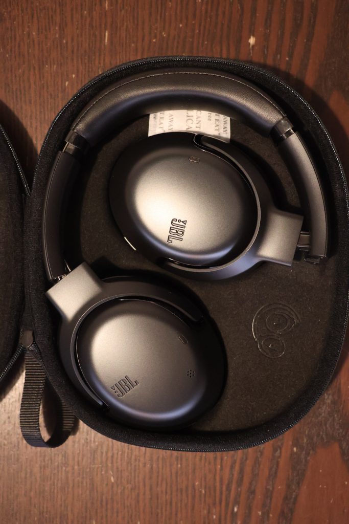 JBL Tour One M2 Kopfhörer Tasche offen