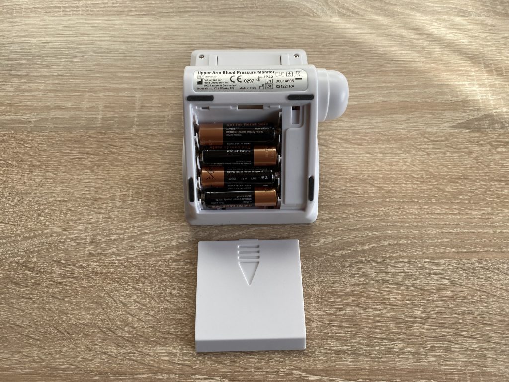 Braun ExactFit 3 Oberarm-Blutdruckmessgerät eingelegte Batterien