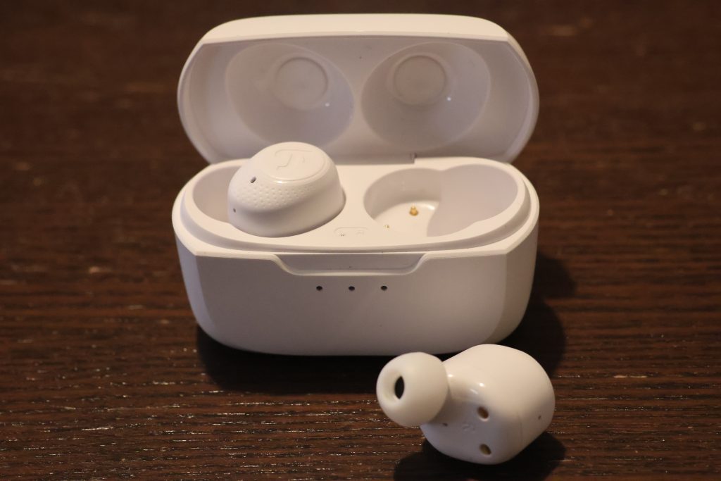 Teufel Real Blue TWS 2 Kopfhörer Ladecase mit einem Hörer