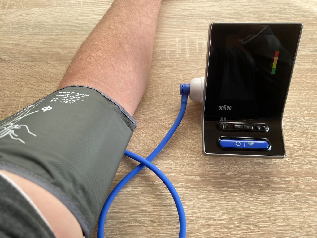 Braun ExactFit 3 Oberarm-Blutdruckmessgerät Manschette am Arm