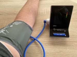 Braun ExactFit 3 Oberarm-Blutdruckmessgerät Manschette am Arm