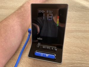 Braun ExactFit 3 Oberarm-Blutdruckmessgerät beim Messen