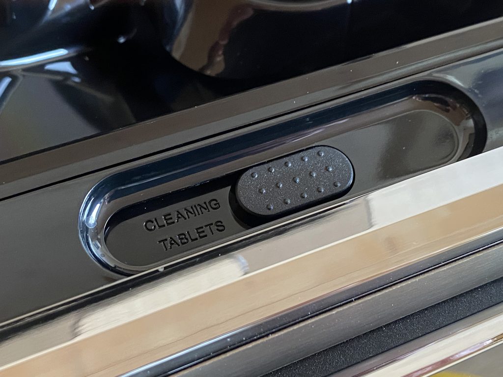 WMF Perfection 680 Kaffeevollautomat Fach für Renigungstabletten