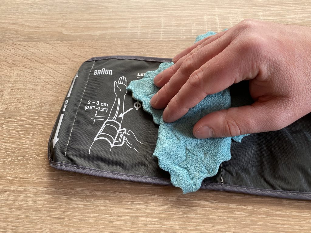 Braun ExactFit 3 Oberarm-Blutdruckmessgerät Reinigung Manschette
