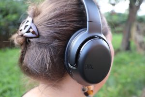 JBL Tour One M2 Kopfhörer am Ohr