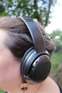 JBL Tour One M2 Kopfhörer am Ohr