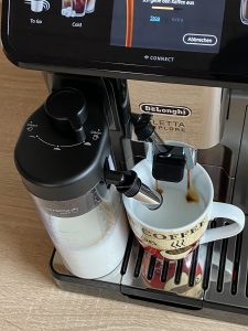 DeLonghi Eletta Explore Cold Brew ECAM450-86-T Kafeevollautomat Latte Macchiato Zubereitung