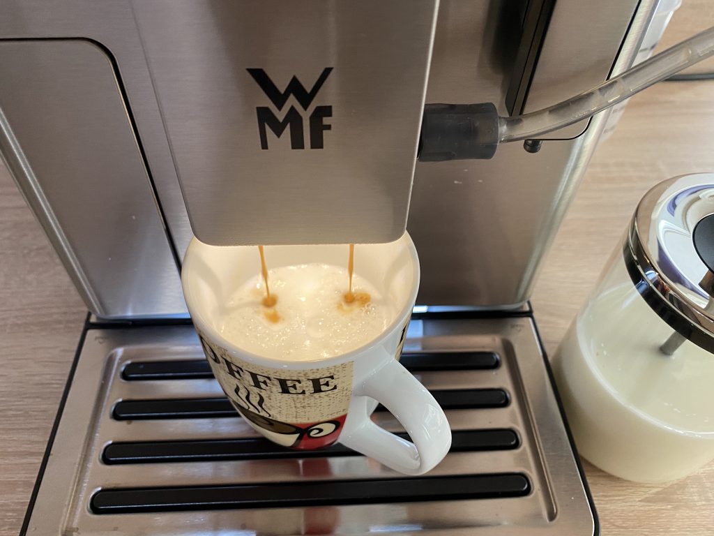 WMF Perfection 680 Kaffeevollautomat Zubereitung Latte Macchiato
