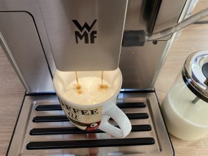 WMF Perfection 680 Kaffeevollautomat Zubereitung Latte Macchiato