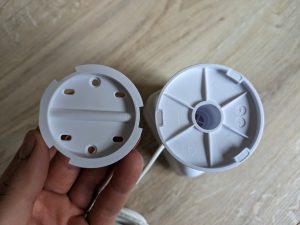 Abgenommene Halterung der D-Link DCS 8620L Überwachungskamera von vorne