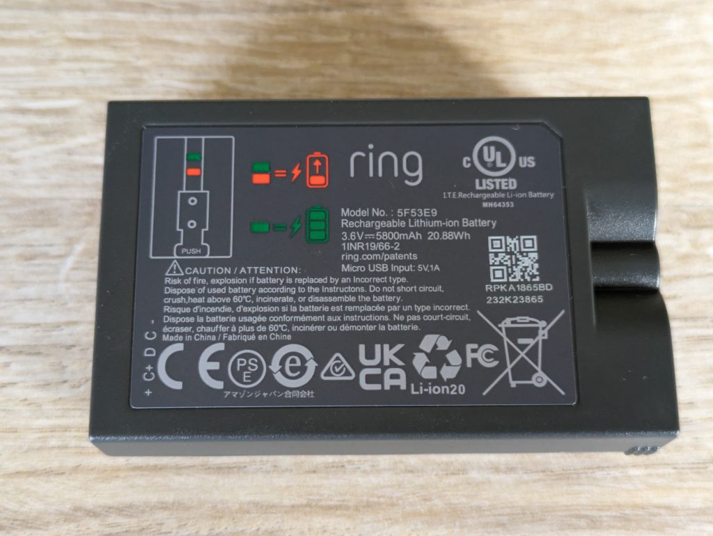 Akku der Ring Spotlight Cam Pro Überwachungskamera von hinten